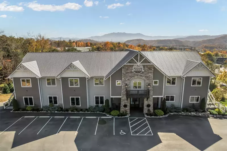 GRAND LECONTE LODGE