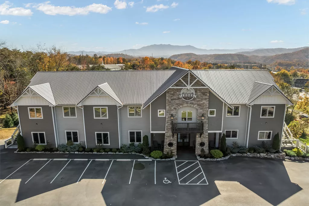 GRAND LECONTE LODGE