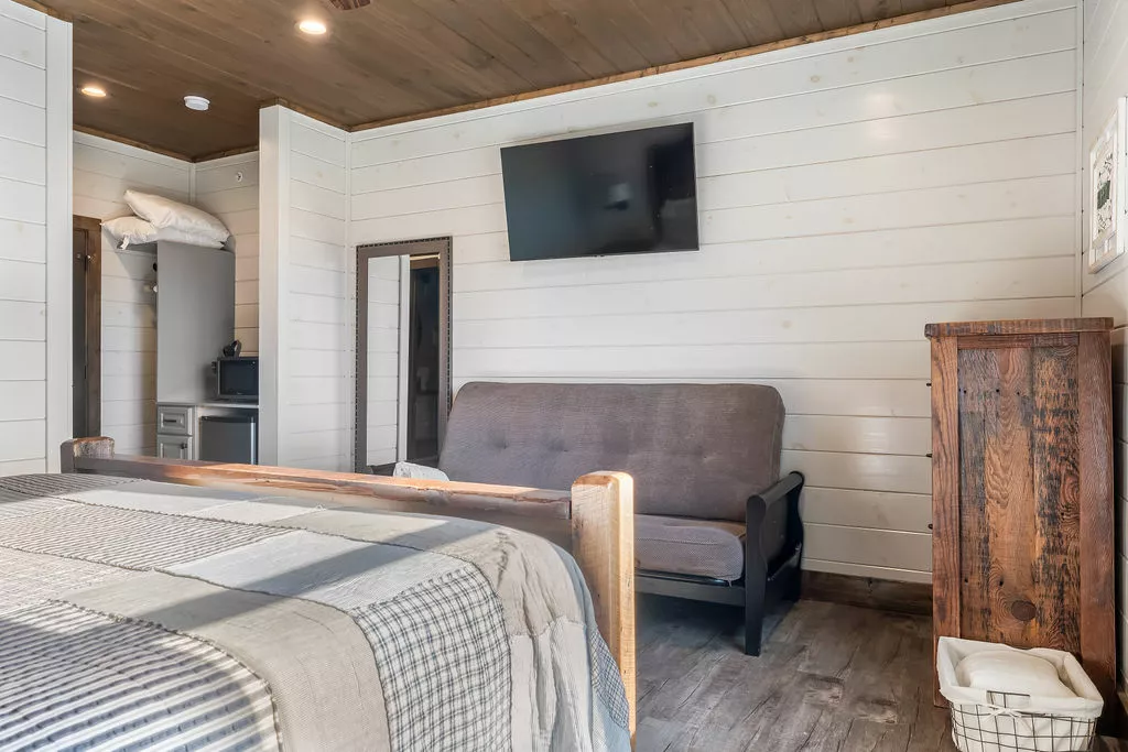 GRAND LECONTE LODGE