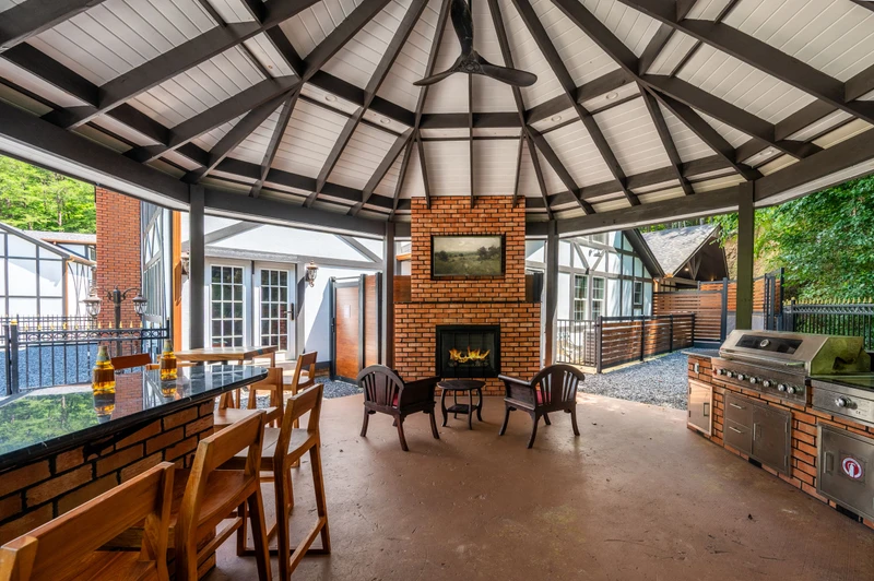 DICKENS LODGE