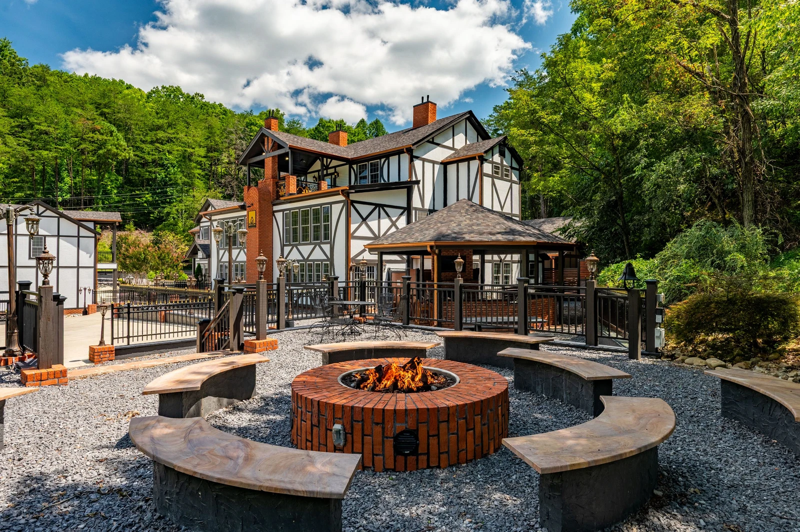 DICKENS LODGE