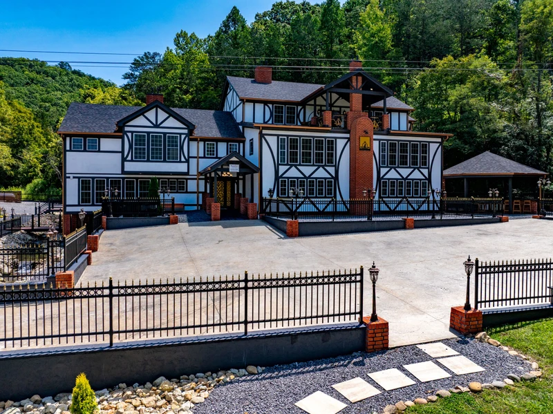 DICKENS LODGE