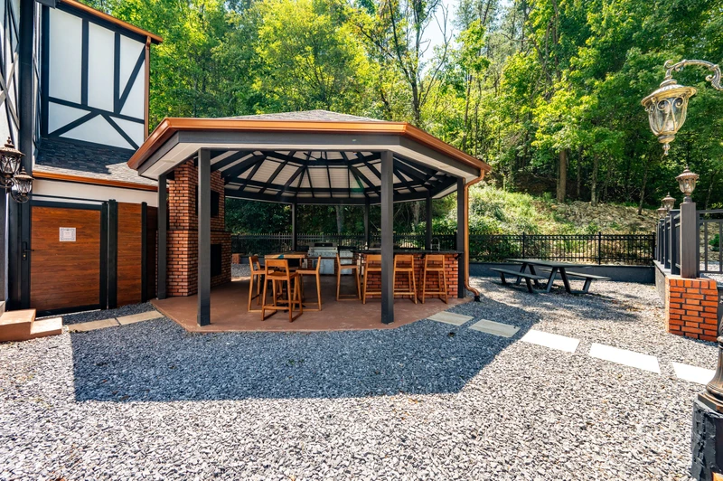 DICKENS LODGE