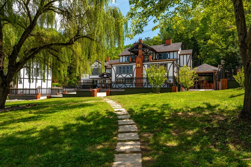 DICKENS LODGE