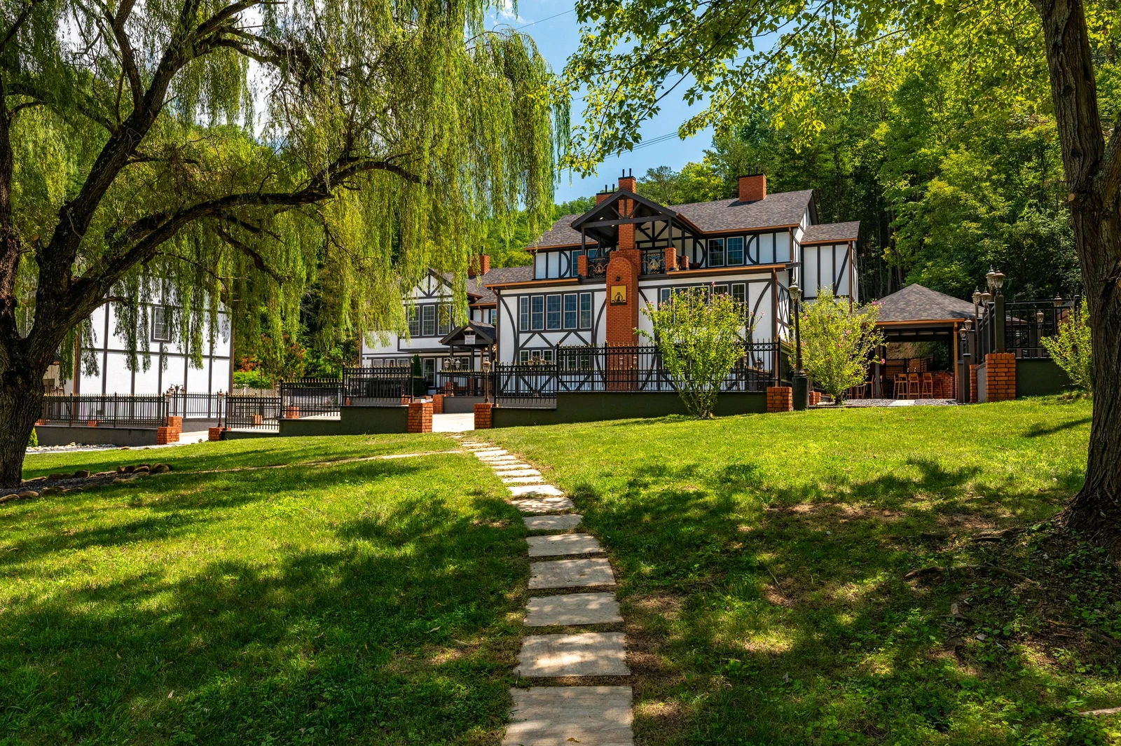 DICKENS LODGE