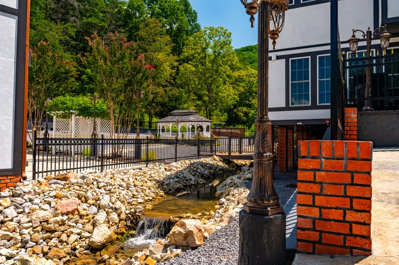 DICKENS LODGE