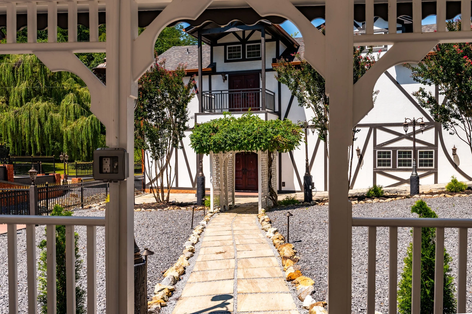 DICKENS LODGE