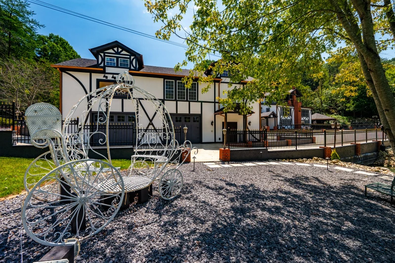 DICKENS LODGE